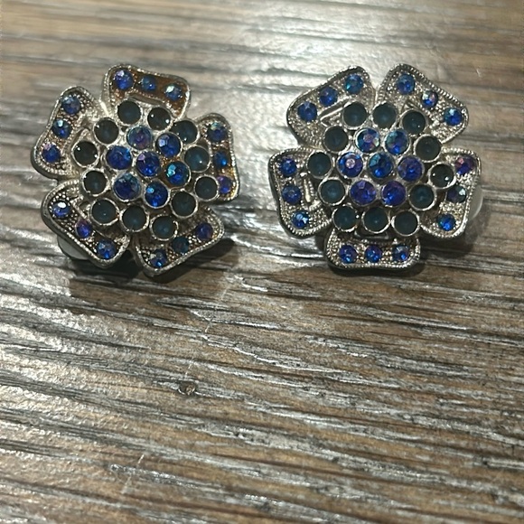 Vintage Clip On Earrings - Picture 1 of 7